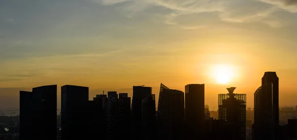 Силуети хмарочосів Сінгапуру на заході сонця — стокове фото