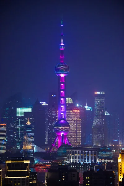 Híres Oriental Pearl rádió és Tv torony Sanghajban éjjel — Stock Fotó