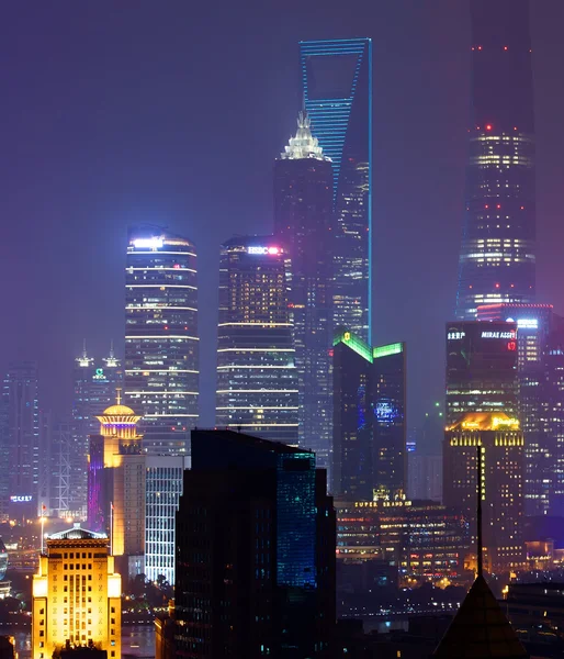 Skyskraporna i Pudong finansiella distriktet i Shanghai på natten — Stockfoto