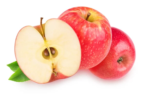 Два с половиной изолированных красных яблок — стоковое фото