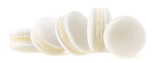 Vijf Vanille Macarons Een Rij Geïsoleerd Witte Achtergrond — Stockfoto