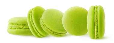 Beyaz arkaplanda beş yeşil (kibrit çayı ya da şam fıstığı) sıralanmış badem kurabiyesi