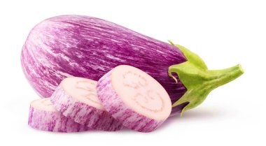 İzole edilmiş patatesler. Bir adet çiğ patlıcan ve beyaz arka planda üç parça izole edilmiş.