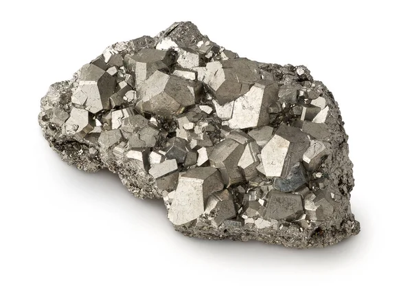 白色の背景に孤立した十面体状の結晶を持つ天然の黄鉄鉱鉱物の塊 — ストック写真