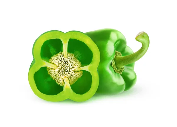 Een Hele Groene Paprika Een Half Geïsoleerd Witte Achtergrond — Stockfoto