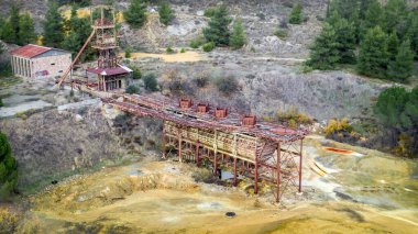 Kıbrıs 'ın Mitsero kentinde terk edilmiş bir Kokkinogia bakır madeninin hava manzarası