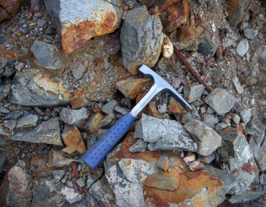 Çelik keski, kenar kaya kıracağı, jeolog aleti, doğal kayaların arka planı.