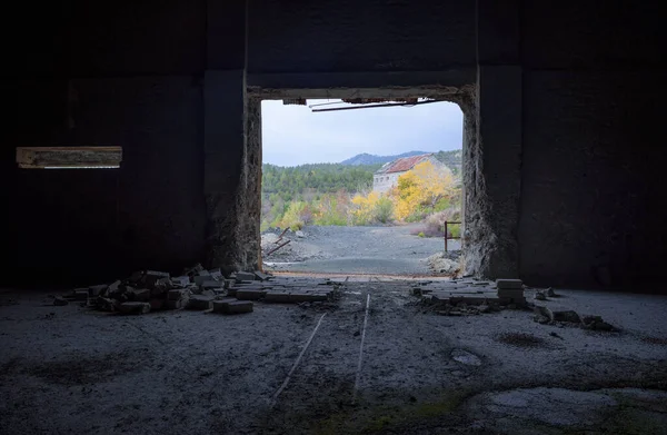 Vista Através Porta Fábrica Abandonada Com Trilhos Parede Tijolo Quebrado — Fotografia de Stock