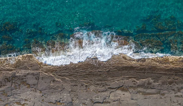 Letecké Panorama Skalnatého Pobřeží Lámajícími Vlnami Poblíž Pomosu Kypr — Stock fotografie