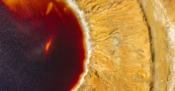 放棄されたオープンピット銅鉱山で酸性湖の海岸 直接上記の航空ビュー 赤い水は酸と重金属で汚染されています — ストック写真