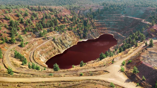 Zuur Rood Meer Een Open Put Van Verlaten Kopermijn Kokkinopezoula — Stockfoto