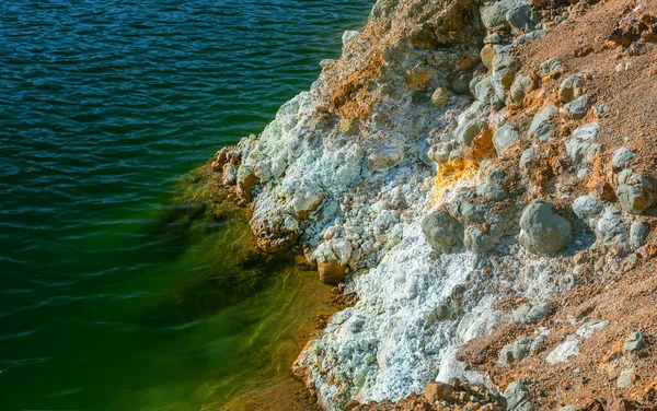 放棄されたオープンピット銅鉱山の海岸での鉱業尾鉱や有毒廃棄物 硫酸鉄と汚染水の結晶が近くに — ストック写真