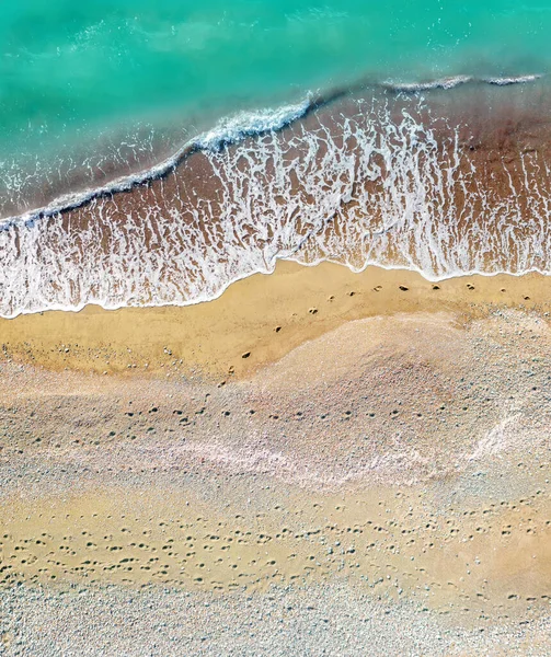 Fußabdrücke Von Mensch Und Hund Einem Sandstrand Entlang Des Meeres — Stockfoto