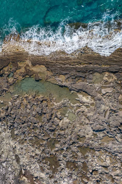 Getijdenpoelen Bij Rotsachtige Kust Met Dramatische Textuur Verticaal Bovenaanzicht — Stockfoto