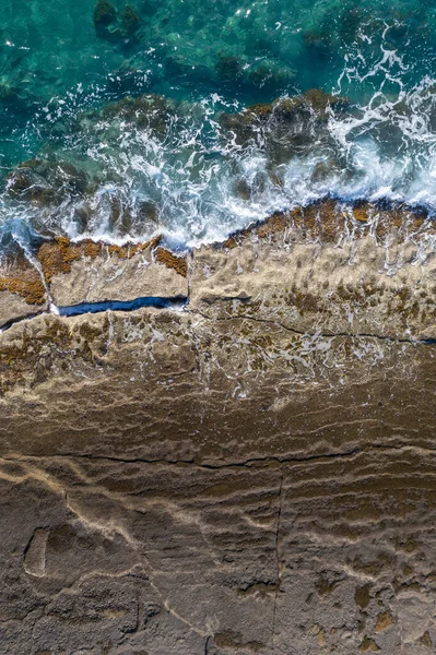 Mořské Vlny Lámou Skalnatém Břehu Vzdušný Vertikální Výstřel Přímo Nad — Stock fotografie