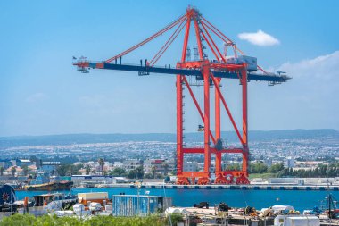 Kıbrıs Rum Kesimi 'nin Limasol limanındaki kargo terminalinde gemi konteynır vincine