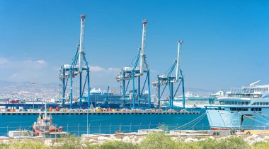 Kıbrıs, Limasol limanındaki kargo terminalinde Gantry vinçleri, konteyner deposu ve gemiler