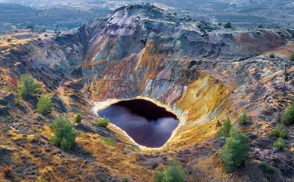 Lago Rojo Ácido Rocas Coloridas Mina Abandonada Cerca Kampia Chipre Imagen de archivo