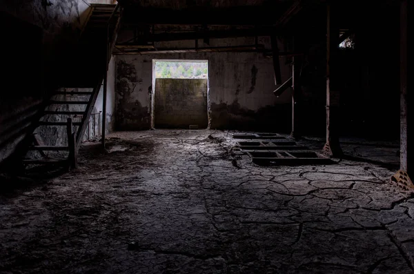 Old Factory Interior Backdrop Dark Room Cracked Dirt Floor Broken —  Fotos de Stock