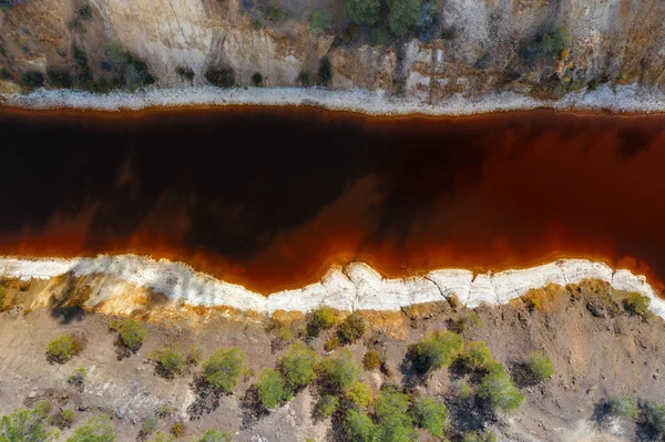 酸性鉱山排水 放棄されたパイライト鉱山の有毒水 真上の空中ビュー — ストック写真