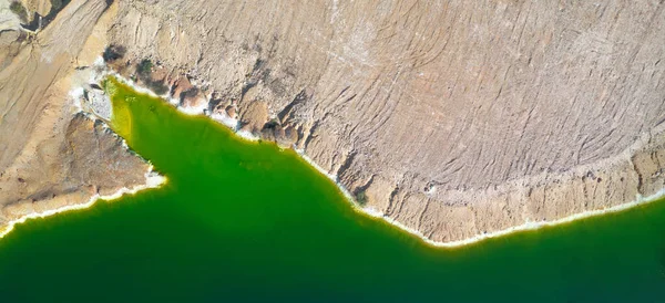 放棄されたオープンピット銅鉱山で毒性のある緑の湖の海岸 その色は高レベルの酸と重金属に由来します 真上からの空中パノラマ ストックフォト