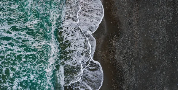 Meeresküste Mit Dramatischen Wellen Und Schwarzem Sand Drohnenperspektive — Stockfoto