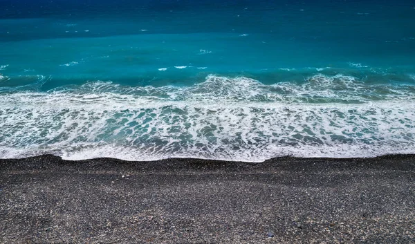 Küstenhintergrund Mit Schwarzem Sand Und Kieselsteinen Und Brechender Welle Hochwinkelperspektive — Stockfoto