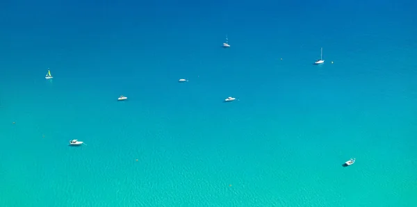 Bateaux Blancs Ancre Sur Mer Méditerranée Calme Panorama Aérien Minimal — Photo