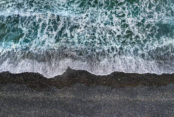 Bouřlivé Zelené Vlny Bílou Mořskou Pěnou Lámající Tmavé Písečné Pláži — Stock fotografie