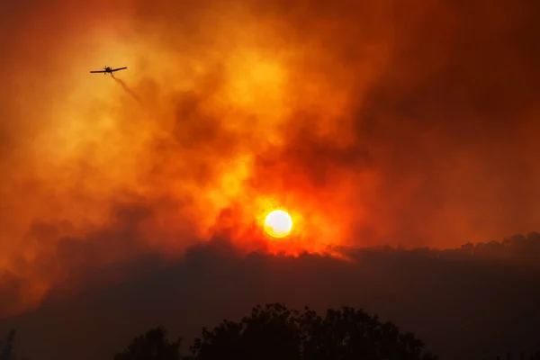 Plane Leaving Trail Chemicals Fight Wildfire Dramatic Red Smoke Setting — Stock Photo, Image