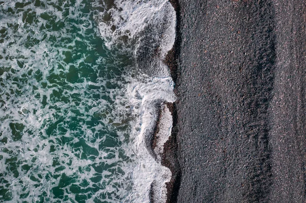 Green Stormy Waves Sea Foam Breaking Black Sand Beach Sea — Stock Photo, Image