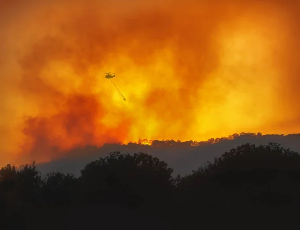 Śmigłowiec Wiadrem Wodę Walczący Nocą Leśnym Pożarem Dramatyczny Krajobraz Czerwonym — Zdjęcie stockowe