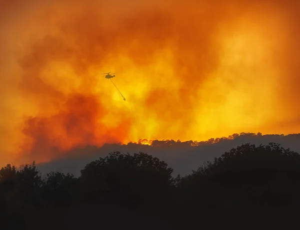 Helicopter Water Bucket Fighting Forest Wildfire Night Dramatic Landscape Red — Stock Photo, Image