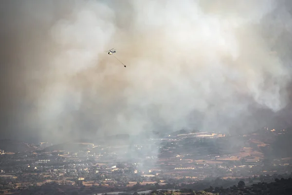 Helicopter Water Bucket Flying Heavy Smoke Rural Area Fighting Wildfire — Stock Photo, Image