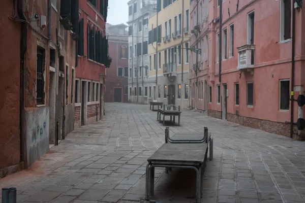 Calle vacía en el casco antiguo de Venecia — Foto de Stock