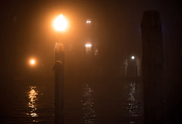 ランタン夜ヴェネツィアで木の棒を — ストック写真