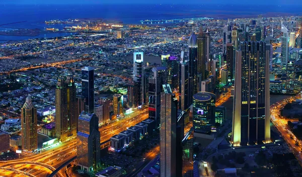 Дубай міський пейзаж вночі, вид з 124th поверсі хмарочосу Бурдж Халіфа — стокове фото