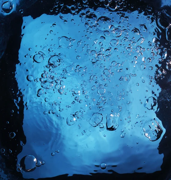 Синя вода з бульбашками повітря — стокове фото