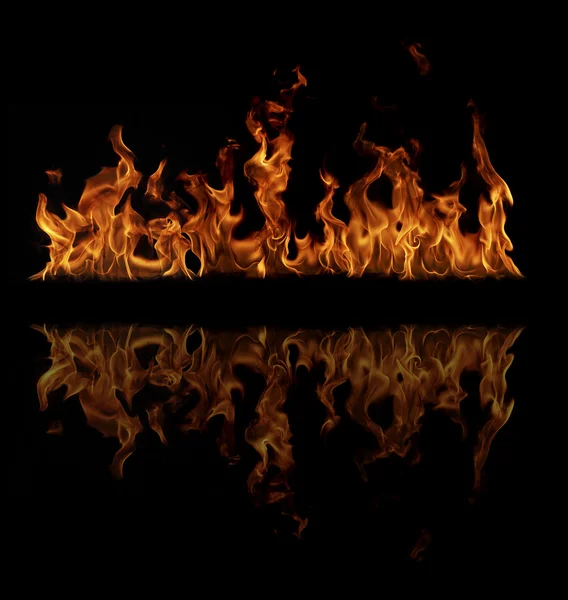 Eld lågor på en svart bakgrund — Stockfoto
