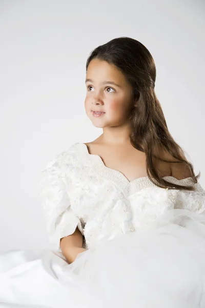 Liten flicka i brudklänning — Stockfoto