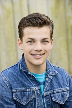 gülümseyen genç çocuk