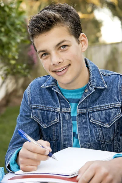 Sorrindo adolescente estudante — Fotografia de Stock