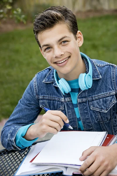 Sorrindo adolescente estudante — Fotografia de Stock