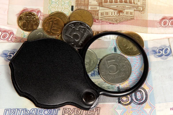Den ryska pengar och förstoringsglas — Stockfoto
