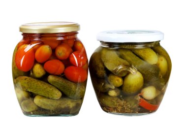 Beyaz bir arka plan üzerinde bankada konserve sebzeler