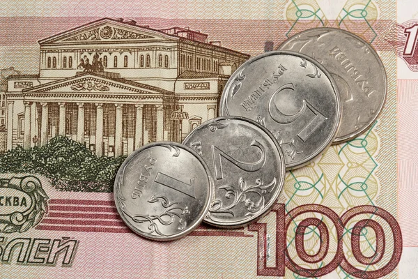 Russischer Geldschein und Kleingeld — Stockfoto