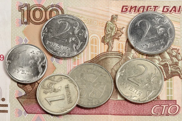 Russische geld opmerking en trifle — Stockfoto