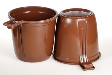 beyaz zemin üzerinde plastik kupa