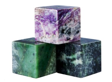 Bir mineral küpten da charoit nephrite