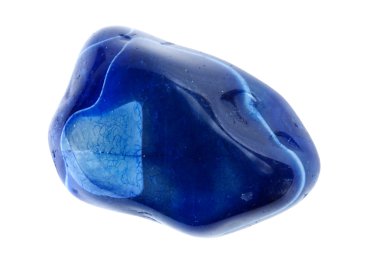 Beyaz bir arka plan üzerinde mineral mavi akik